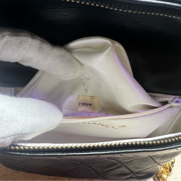 Chanel Vintage Diamond Quilted Black Lambskin Mini Vanity (1990s) - Picture 6 of 9